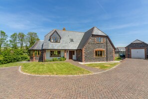 Exterior - Little September Cottage is a lovely spacious three-bedroom house (Roserrow)
