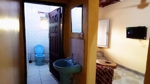 Phòng đôi Deluxe | Phòng tắm | Buồng tắm vòi sen, dép đi trong nhà, khăn tắm, xà phòng