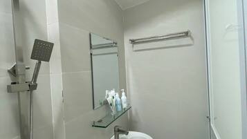 Habitación básica doble | Baño | Ducha, secador de pelo, toallas y jabón