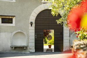 Exterior detail - Palazzo Trevignane - La Saletta Verde (San Felice del Benaco)