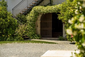 Exterior detail - Palazzo Trevignane - La Saletta Verde (San Felice del Benaco)