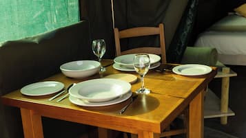 Telt – comfort, aircondition, utsikt mot innsjø | Spiseområde