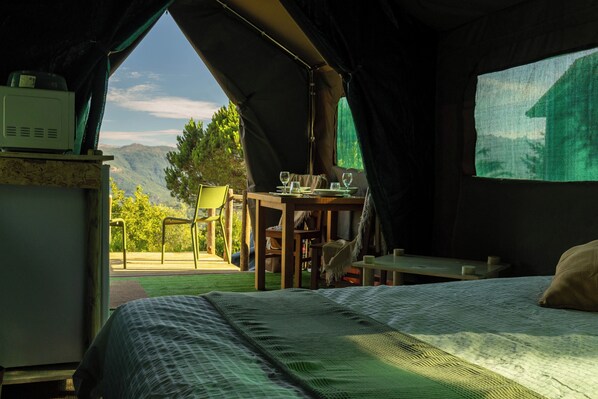 Tente Confort, climatisation, vue lac | Fer et planche à repasser, Wi-Fi gratuit