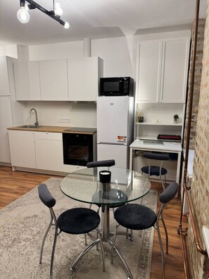 Fridge, microwave, oven, stovetop - Efficient 20m² Studio – Fully Equipped & Central (Riga)