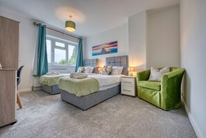 3 slaapkamers, een strijkplank/strijkijzer, gratis wifi, beddengoed