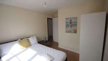 4 bedrooms, iron/ironing board, WiFi, bed sheets