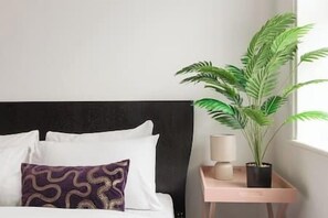 1 bedroom, iron/ironing board, WiFi, bed sheets - New! Lovely 1BR Flat w/ Patio in Herne Hill (Greater London)