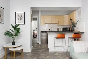 TV - New! Lovely 1BR Flat w/ Patio in Herne Hill (Greater London)