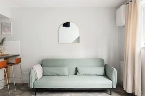 TV - New! Lovely 1BR Flat w/ Patio in Herne Hill (Greater London)