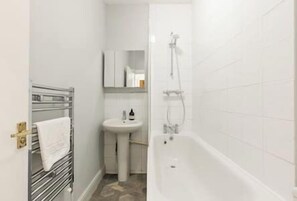 Bathroom - New! Lovely 1BR Flat w/ Patio in Herne Hill (Greater London)