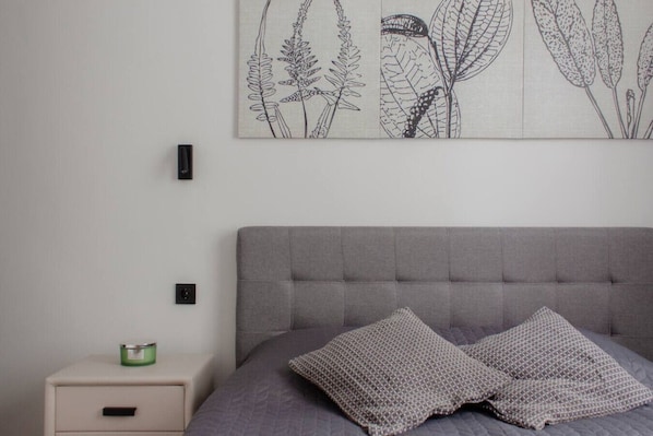 Escritorio, tabla de planchar con plancha, wifi y ropa de cama 