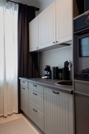 Jääkaappi, mikroaaltouuni, liesi, astianpesukone