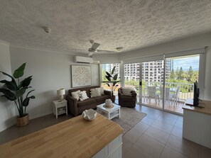 Smart TV - One-bedroom beachside apartment (Surfers Paradise)