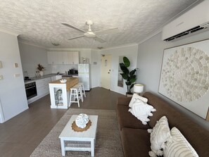 Smart TV - One-bedroom beachside apartment (Surfers Paradise)