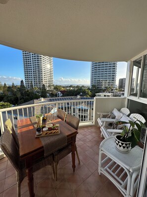 Outdoor dining - One-bedroom beachside apartment (Surfers Paradise)