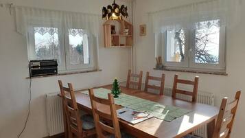 Biệt thự, ban công, quang cảnh đồi núi | Phòng ăn