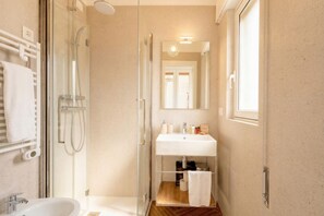 Dusche, Handtücher, Shampoo, Toilettenpapier