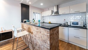 Wasserkocher mit Kaffee-/Teezubehör, Kühlschrank, Mikrowelle, Ofen