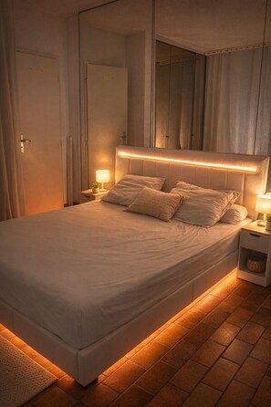 1 bedroom, WiFi, bed sheets - T2bis apartment + large50m2 terrace Unobstructed view of the port and islands (Hyères)