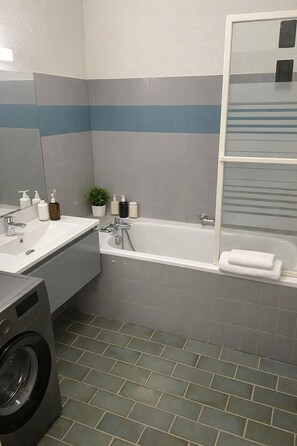 Hair dryer, towels, soap, toilet paper - T2bis apartment + large50m2 terrace Unobstructed view of the port and islands (Hyères)