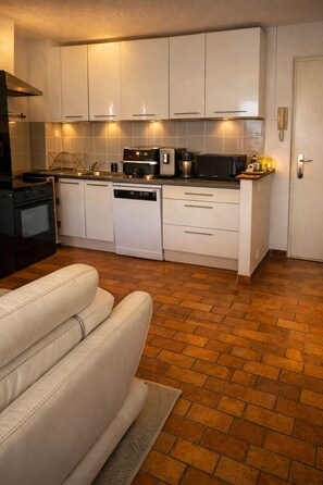 Private kitchen - T2bis apartment + large50m2 terrace Unobstructed view of the port and islands (Hyères)