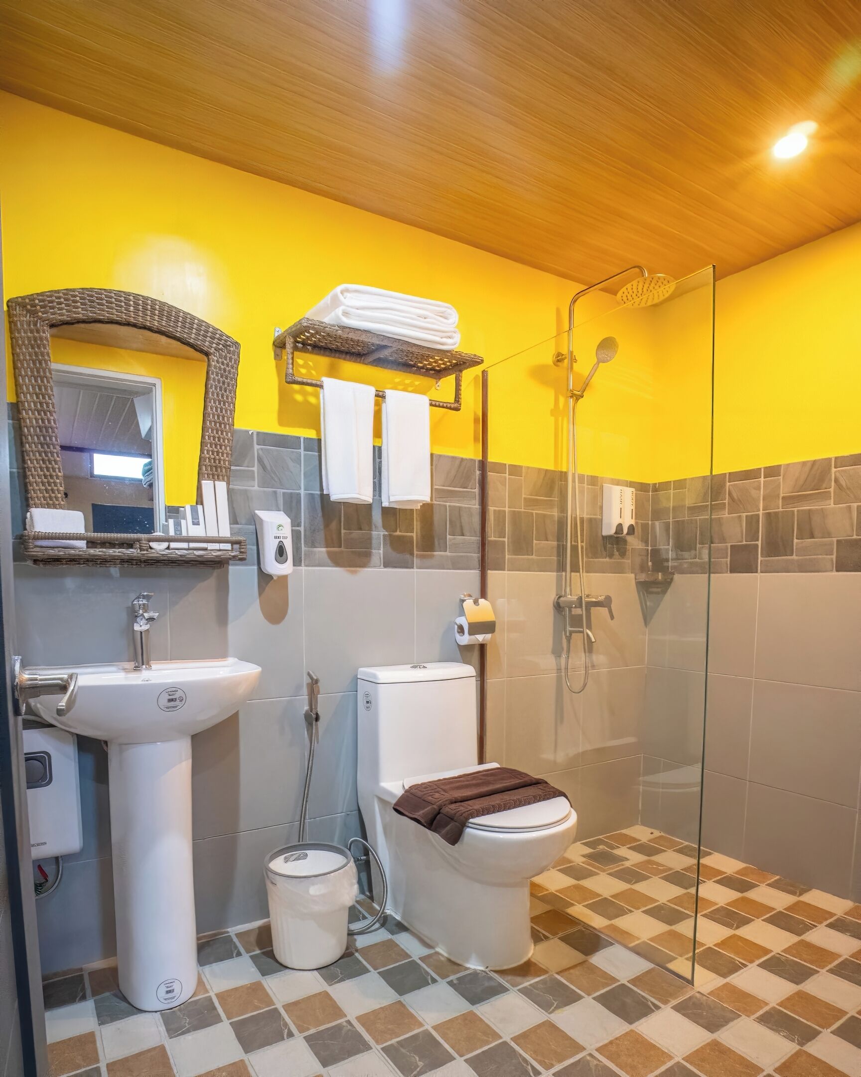 Deluxe Studio Suite | Bathroom | Shower, towels