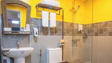 Deluxe Studio Suite | Bathroom | Shower, towels