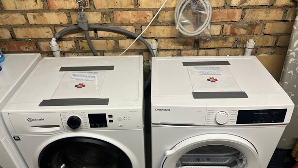 Deux machines à laver à chargement frontal, l’une dotée d’un panneau de commande situé à l’avant et l’autre d’un panneau de commande situé sur le dessus, les deux portant clairement les logos de la marque.