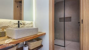 Hair dryer, towels, soap, toilet paper - Bungalow Gueliz - heated swimming pool not overlooked (Marrakech)