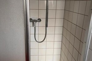 Shower, hair dryer, towels, toilet paper - Retro 2 | Am Münster | seeglueck (Konstanz)