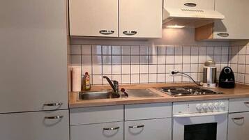 Wasserkocher mit Kaffee-/Teezubehör, Kühlschrank, Mikrowelle, Ofen