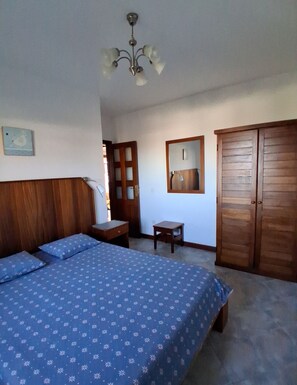 3 chambres, fer et planche à repasser, Wi-Fi, draps fournis