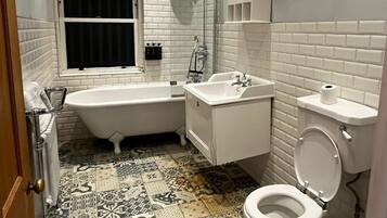 Towels, soap, shampoo, toilet paper