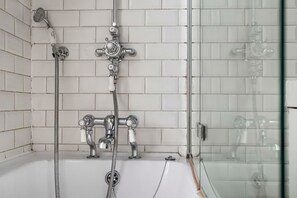 Serviettes fournies, savon, shampoing, papier toilette