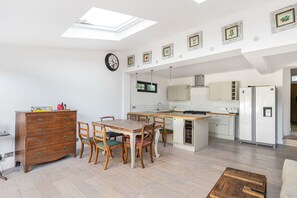 Fridge, electric kettle, coffee grinder, cookware/dishes/utensils - Stylish 2BR London Flat w/ Private Garden / Shepherd’s Bush W12 (London)