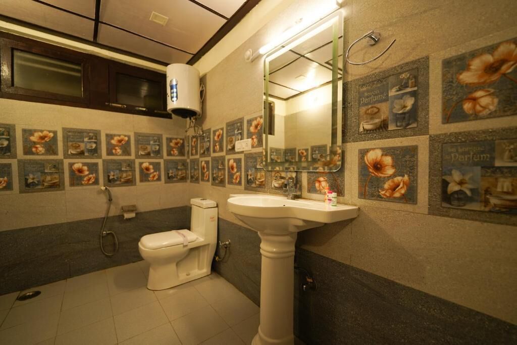 Family Room (Lake View) with a maximum Occupancy of 03 | Bathroom