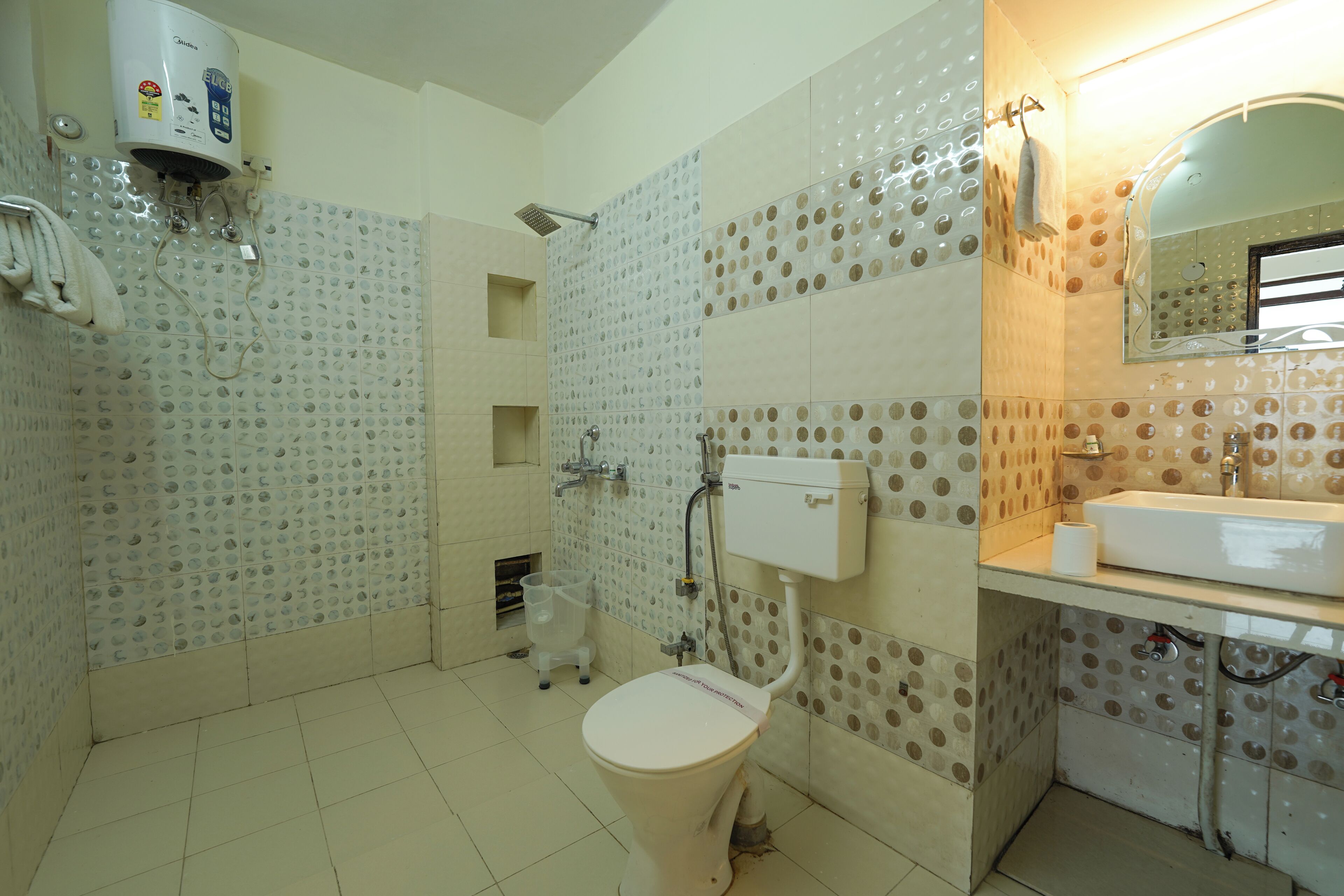 Un baño con inodoro, lavamanos y ducha.