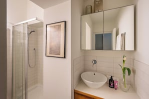 Shower, hair dryer, bidet, towels - Last Supper Vinciano, Collection d'objects, Undermyname (Milano)