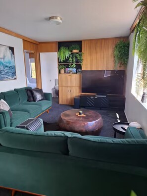Smart TV, books - Bellerive-Spectacular water views-2 Bedrooms-5 minutes walk to beach


 (Bellerive)