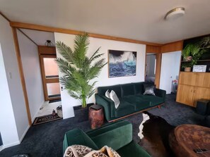 Een smart-tv en boeken