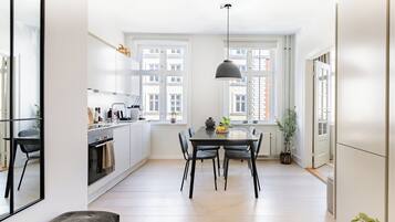 Apartment, 2 Bedrooms, Garden View | Dining room