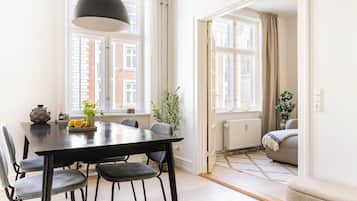 Apartment, 2 Bedrooms, Garden View | Dining room