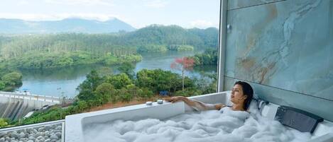 ラグジュアリー スイート バルコニー レイクビュー | 屋外スパ浴槽