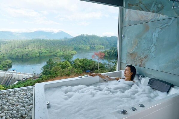 Luksussviitti, parveke, järvinäköala | Ulkoporeallas