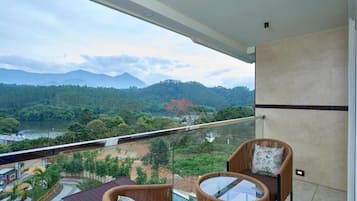 Superior-Zimmer, Balkon, Seeblick | Terrasse/Patio