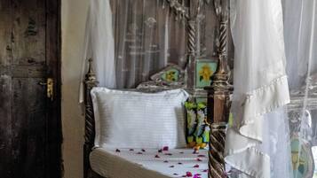 4 bedrooms, iron/ironing board, internet, bed sheets