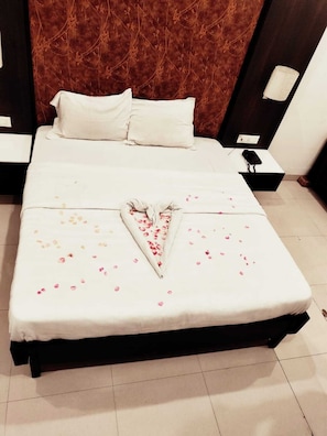 Deluxe Double Room, Balcony, Garden View | Desk, free WiFi