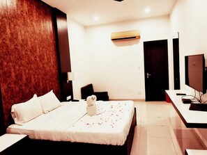 Doppia Deluxe, balcone, vista giardino | Una scrivania, Wi-Fi gratuito