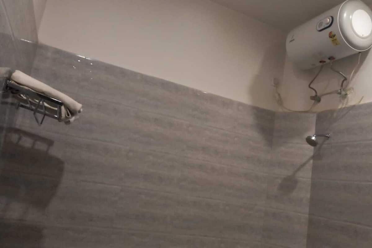 Chambre Double Classique, balcon | Salle de bain