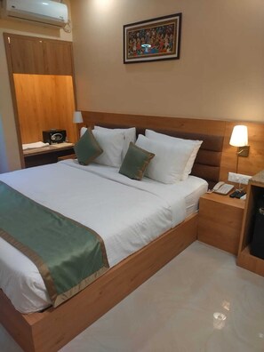 Habitación superior | Espacio para trabajar con un portátil, wifi gratis, ropa de cama